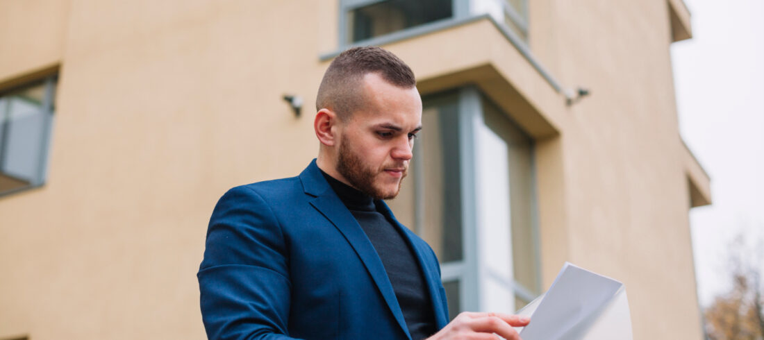 mężczyzna przeglądający dokumenty