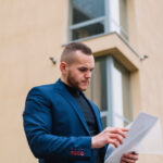 mężczyzna przeglądający dokumenty