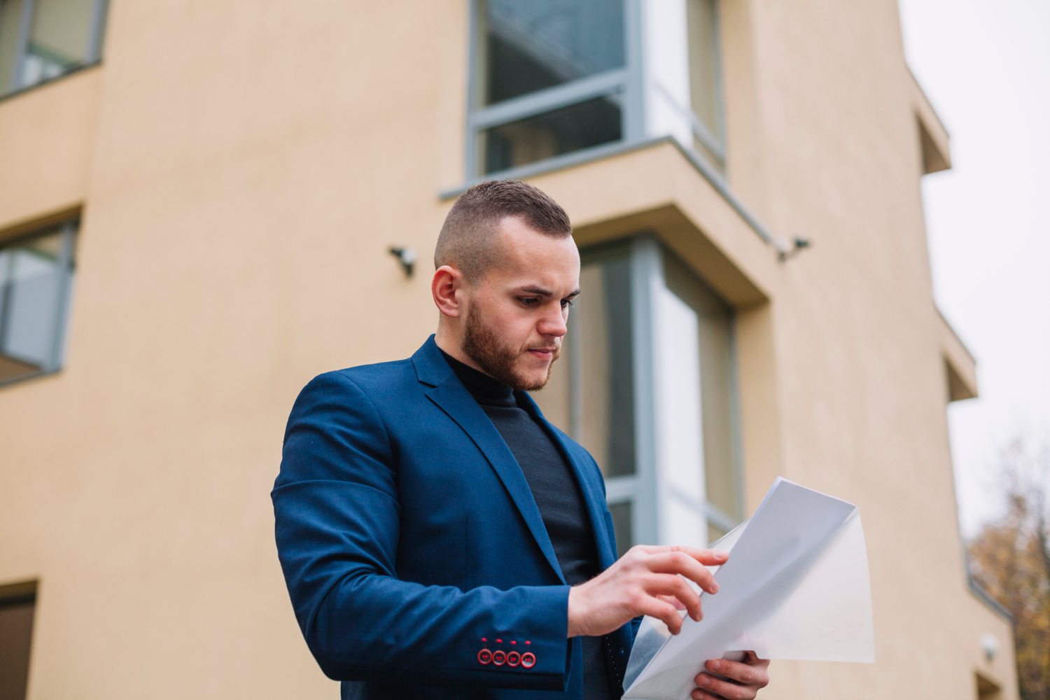 mężczyzna przeglądający dokumenty