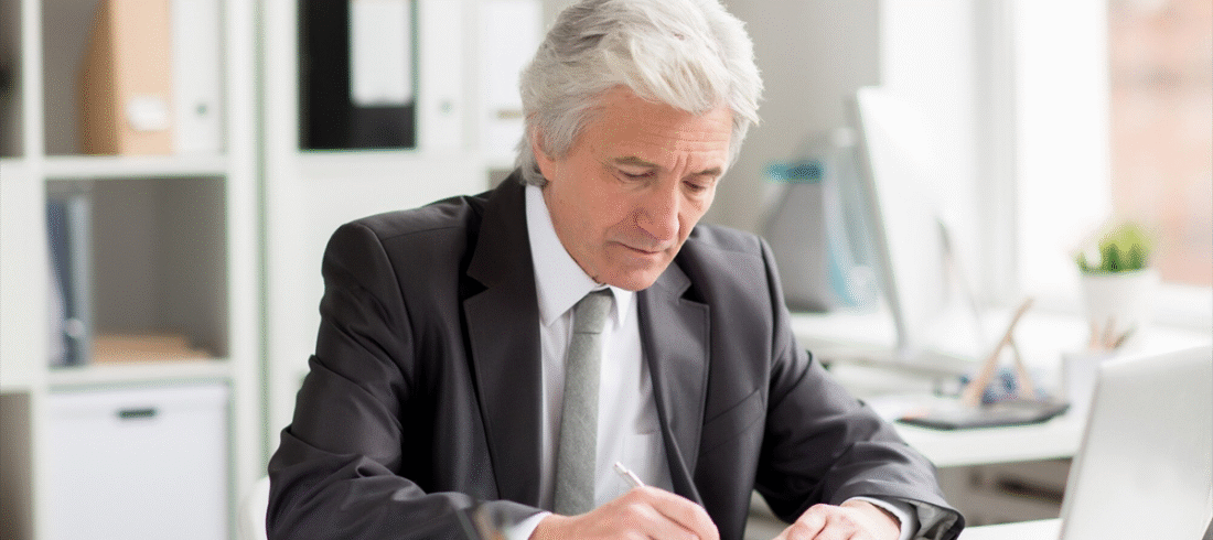 nadzor-nad-komornikiem mężczyzna wypisujący dokumenty