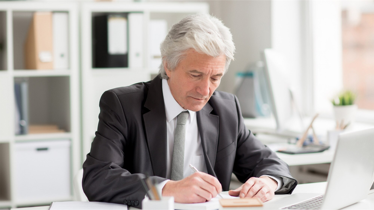 mężczyzna wypisujący dokumenty