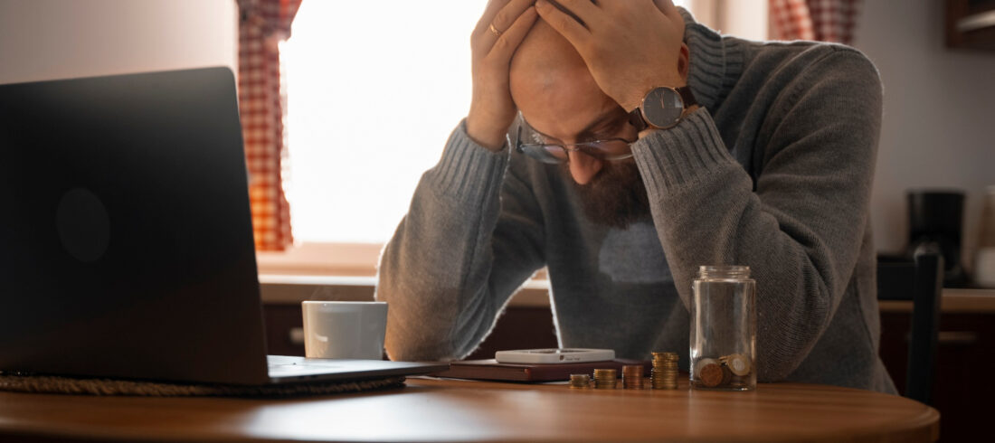 zasmucony-mezczyzna zasmucony mężczyzna liczący pieniądze
