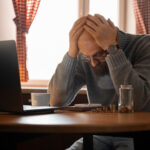 zasmucony mężczyzna liczący pieniądze