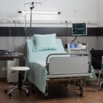 szpitalne łóżko